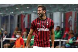 世界最強キッカー復活！？チャルハノール、角度がエグい「魔法FK」がこれ 画像