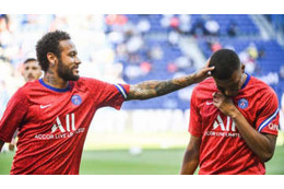 ネイマール、松葉杖のエムバペを助けた「やさしい気遣い」がこれ 画像