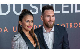 メッシ、妻との最新水着ショットがこちら 画像