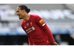 ファンダイク、男前だ！全試合フルタイム出場を「退団するフィジオ」に感謝 画像