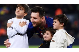 4歳のメッシ息子、「父とそっくりのドリブルシュート」がこれ 画像