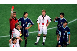 ベッカム、人生で最もつらかったと告白…問題の「報復レッド」がこれ 画像