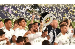 セルヒオ・ラモス、トロフィーを掲げまくる 画像