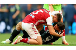 これは泣ける…苦労人のアーセナルGKマルティネス、27歳での初優勝で男泣き 画像