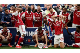 アーセナル、FAカップ優勝トロフィー落とす…全員頭を抱えた「落下シーン」がこちら 画像