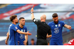 コヴァチッチ、FAカップ決勝で退場…Jリーグにもいた主審の「疑惑の判定」がこれ 画像