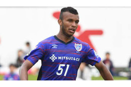 元FC東京のヴェローゾ、「おちょくりドリブル」で相手が怒タックル！味方監督からも怒られる 画像