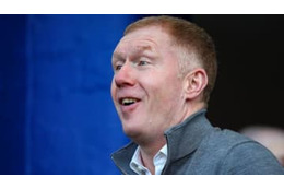 スコールズ、自粛中の「美女まみれパーティ」で警官に怒られる 画像