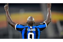 これはモンスター！怪物ルカクの「倒れてもゴール」が半端ない 画像