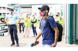 ネイマール、「日本のゲーム機」をCL決戦に持参する 画像