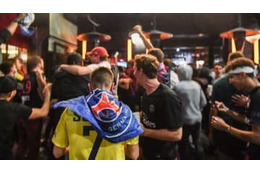 「密過ぎ」歓喜のPSGサポ、警察の車をボッコボコに！催涙弾も撃たれる 画像