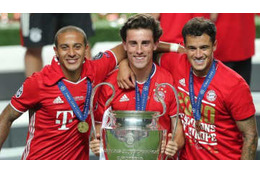 オドリオソラ、トロフィーを拭いてあげる 画像