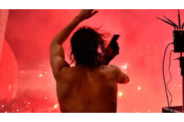 カバーニ、海に飛び込む 画像