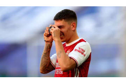 超速マネを瞬殺！アーセナルDFベジェリンの「マッハ股抜き」が半端ない 画像