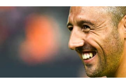 35歳カソルラ、すごいぞ！カタール初戦で決めた「マジカルシュート」がこれ 画像