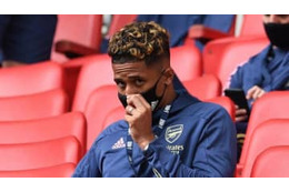 アーセナルの仲良しコンビ、居辛そうな若手に「爆笑いじり」を仕掛ける 画像