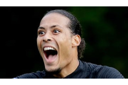 ファンダイク、爆笑！オランダ代表の味方をはずかしめる 画像