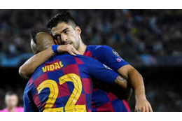 バルセロナ、構想外のスアレスとビダルを追放か 画像