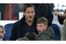 トッティ王子、箒を手にネズミを追う 画像