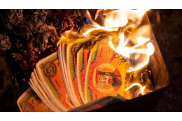 貧しい女性の前で「紙幣を燃やす」衝撃事件がこれ…PSVサポ、懲役刑に 画像