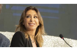 52歳元セクシー歌手、スゴイスタイルの水着で「自分を称えるサッカークラブ」を応援 画像