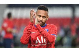 ネイマール、マスク姿で赤いピアノを弾く！またあの曲だった 画像