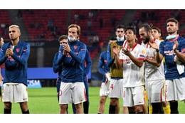 セビージャサポ、飛行機で「3密＋熱唱」場面がこれ 画像