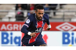 ネイマール、相手をあざ笑う「必要以上のオシャレテク」がこれ 画像