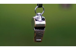 恋人とともにメッタ刺しされた33歳審判、「ホイッスルで送られる」場面がこれ 画像