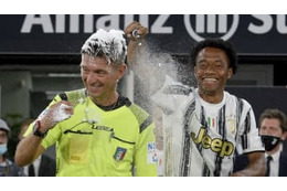 ユーヴェ選手、引退で泣く名物主審にスプレー噴射！レッドカード（笑）を提示される 画像