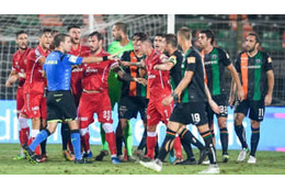 ヒデがいたペルージャ、3部降格でファン激怒　戦慄の「首つり人形」がこれ 画像