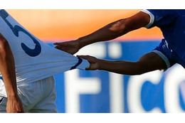 サッカー史上最恐？自分の肩がもげそうになる「スッポンタックル」がエグい 画像