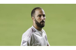 イグアイン、米国初ゴール！見事なフリーキックを突き刺す 画像