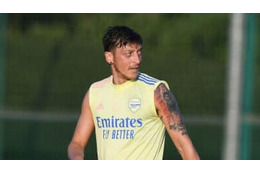 完全に干されたエジル、アーセナルで11億円のボーナスをもらう 画像