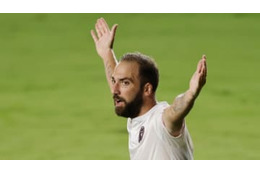 イグアイン、試合終了後にレッドカードを食らう…一体なにをした？ 画像