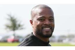 エヴラ、焼いた鶏肉をセクシーに食う 画像