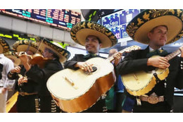 バレンシアサポ、「楽器でディレクターを襲撃」する場面がこれ 画像