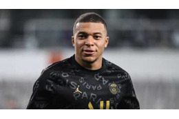 エムバペも加担！ パンツ一丁で「スマホキャッチボール」の餌食に 画像