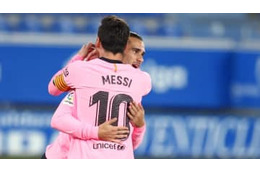 バルサを救ったグリーズマン、「メッシと仲良しハグ」 画像