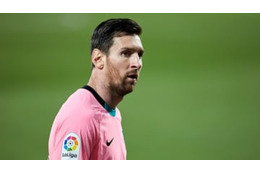 怒るメッシ、一発退場にされるべきだった？ 「主審へのボール蹴り当て未遂」シーン 画像