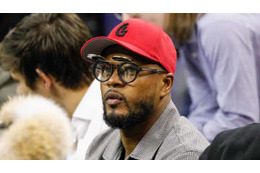 エヴラ、「パットマン」に変身して踊り狂う 画像