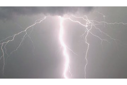 ヤバすぎる！走る選手の「10m後ろに落雷」の瞬間がこれ 画像