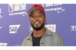 エヴラ、金髪三つ編みのヅラで歌い踊る 画像