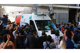 脳手術受けたマラドーナ、退院！見送るファンとメディアがすげぇ 画像