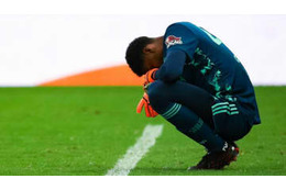 急遽出場の21歳GK、ドリブルミスって相手にヒールパス 画像