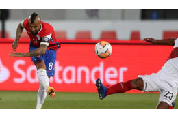 「ナックルか！」 ビダルの無回転スーパーミドル、弾道がすごすぎるぞ 画像