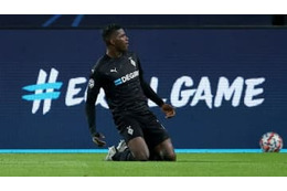 圧勝のボルシアMG、FWエンボロが「ドヤ顔バイシクル」ブチ込む 画像