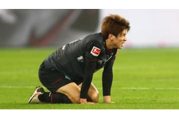 190cm88kgを弾き飛ばす！大迫勇也の「鬼フィジカルアシスト」がすごい 画像