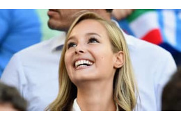 ペッレの美人彼女、ミニスカート丈がすごすぎる 画像