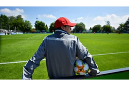 これはひどい…ボールボーイにボールをブチ当てた愚行選手、一発退場 画像